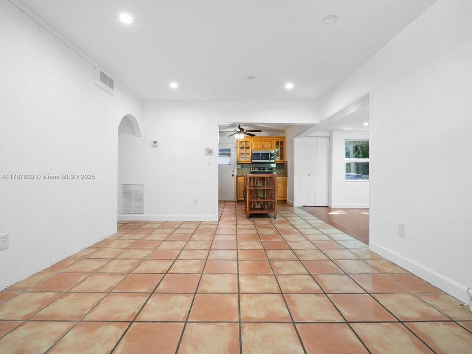 Recently Sold: $720,000 (2 beds, 1 baths, 756 Square Feet)