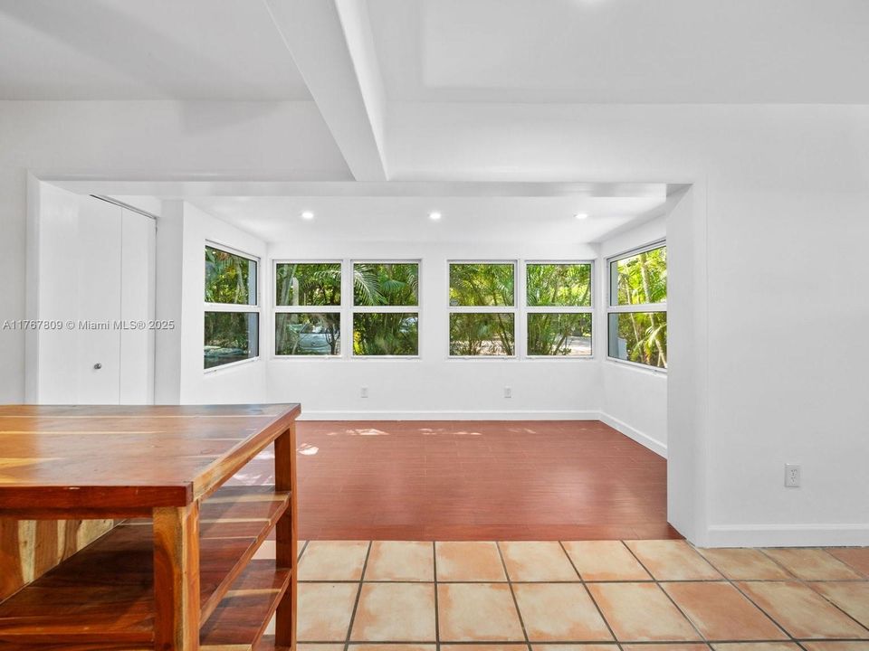 Recently Sold: $720,000 (2 beds, 1 baths, 756 Square Feet)