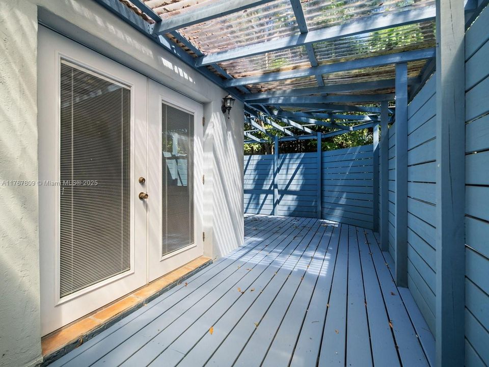 Recently Sold: $720,000 (2 beds, 1 baths, 756 Square Feet)