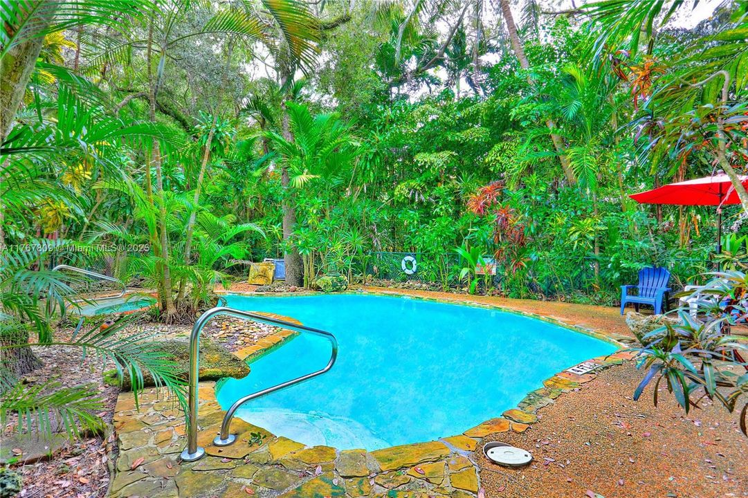 Recently Sold: $720,000 (2 beds, 1 baths, 756 Square Feet)