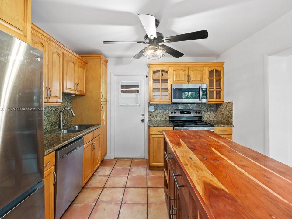 Recently Sold: $720,000 (2 beds, 1 baths, 756 Square Feet)