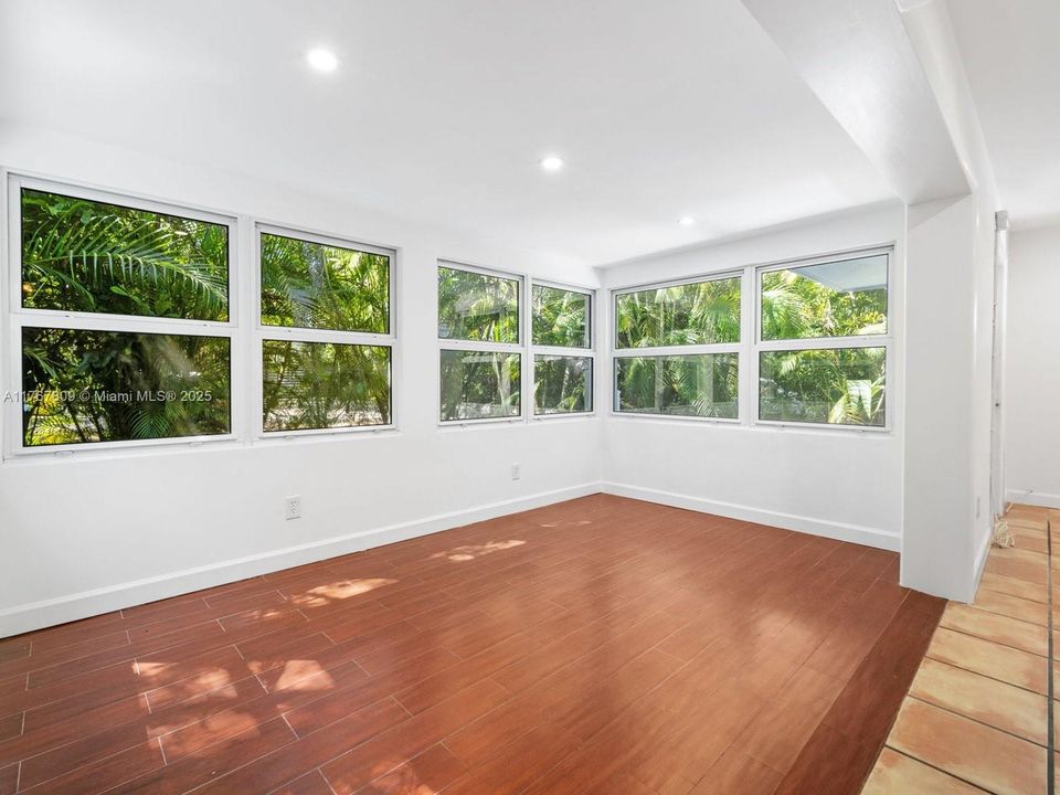 Recently Sold: $720,000 (2 beds, 1 baths, 756 Square Feet)