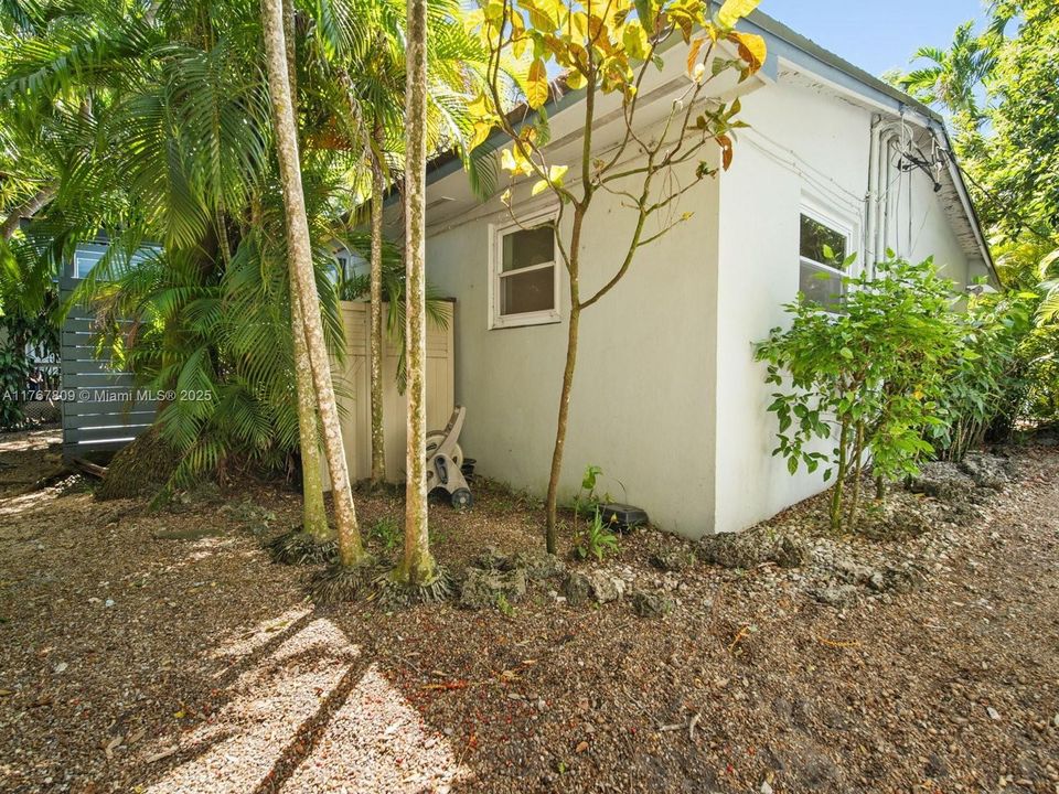 Recently Sold: $720,000 (2 beds, 1 baths, 756 Square Feet)