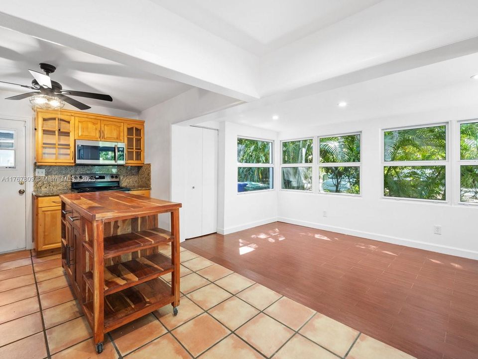 Recently Sold: $720,000 (2 beds, 1 baths, 756 Square Feet)