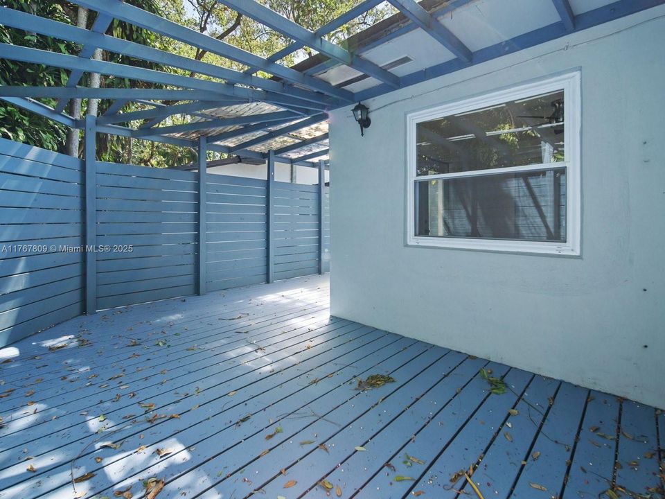 Recently Sold: $720,000 (2 beds, 1 baths, 756 Square Feet)