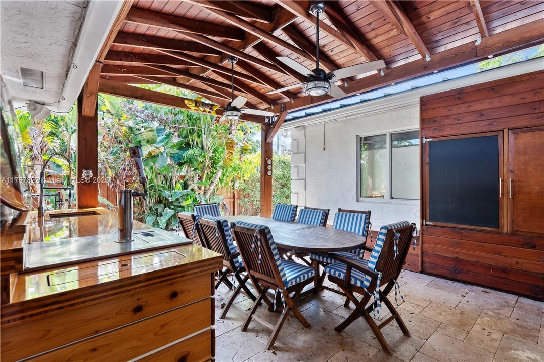 最近售出: $650,000 (3 贝兹, 2 浴室, 1324 平方英尺)