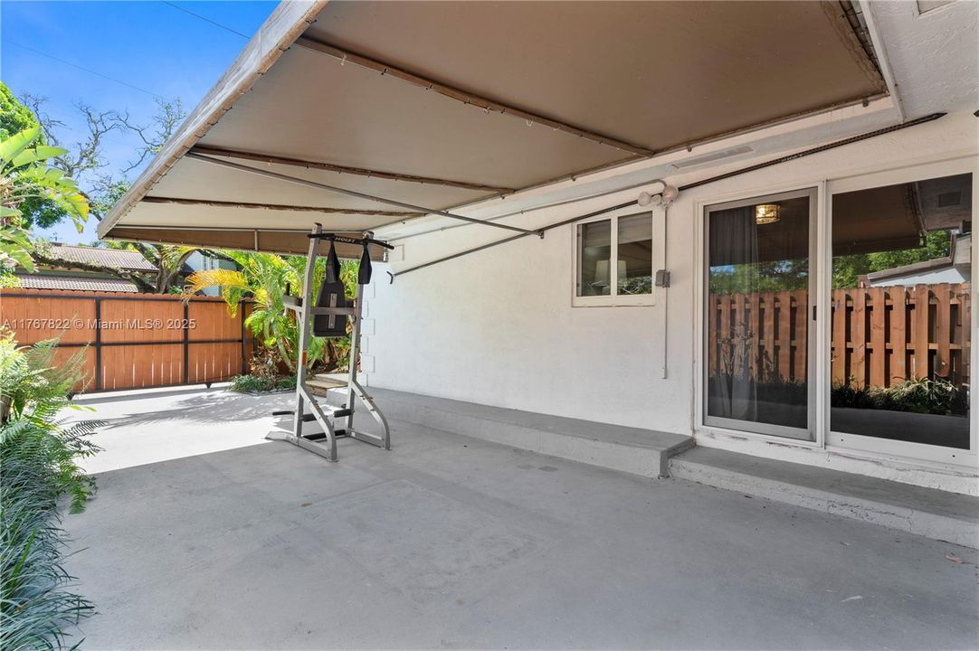 最近售出: $650,000 (3 贝兹, 2 浴室, 1324 平方英尺)