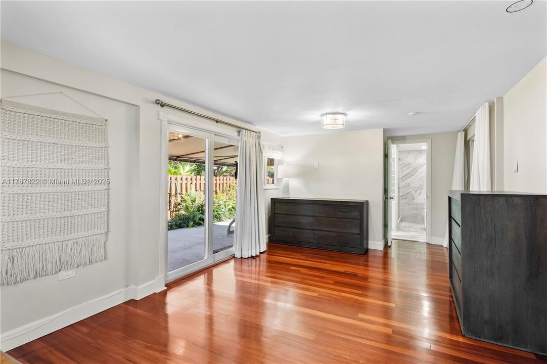 最近售出: $650,000 (3 贝兹, 2 浴室, 1324 平方英尺)