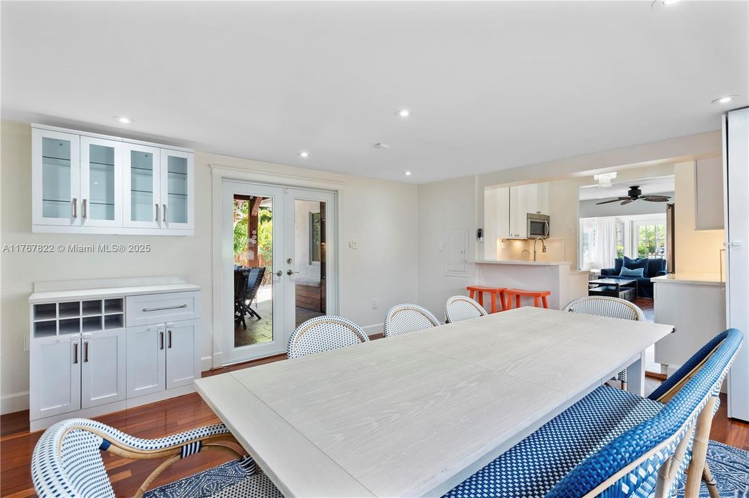 最近售出: $650,000 (3 贝兹, 2 浴室, 1324 平方英尺)