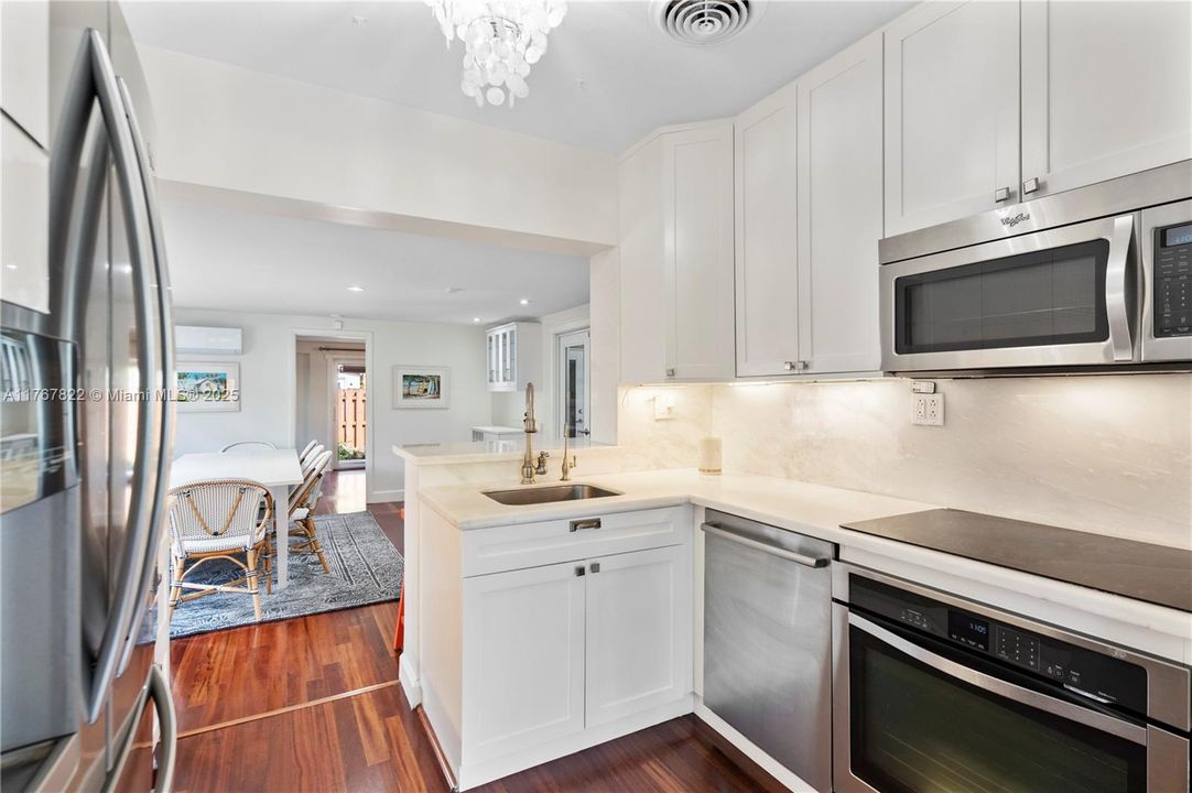 最近售出: $650,000 (3 贝兹, 2 浴室, 1324 平方英尺)