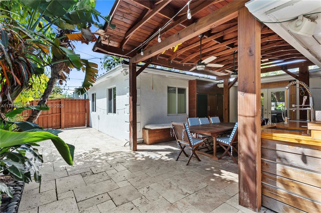 最近售出: $650,000 (3 贝兹, 2 浴室, 1324 平方英尺)