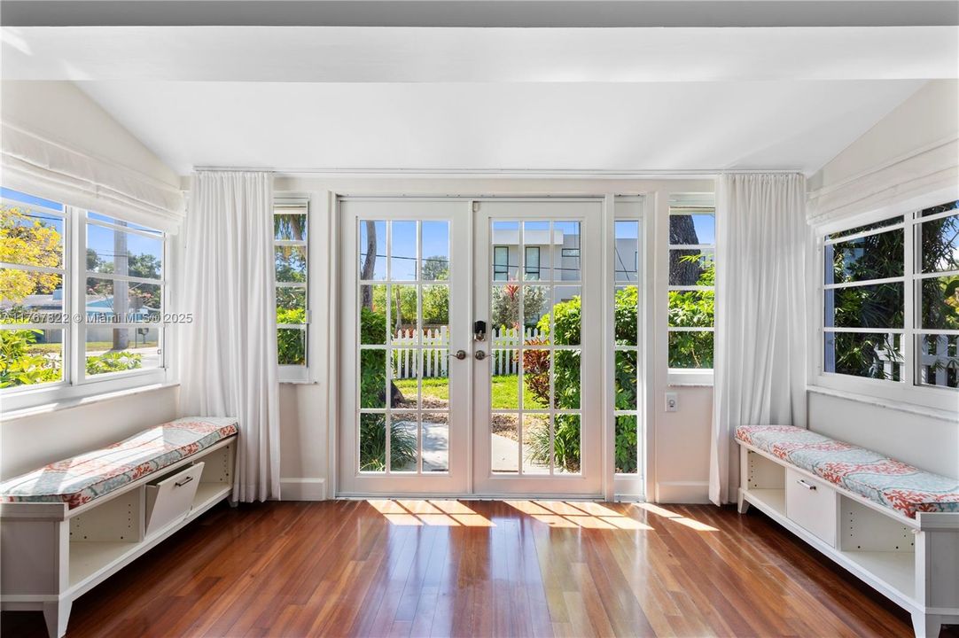 最近售出: $650,000 (3 贝兹, 2 浴室, 1324 平方英尺)