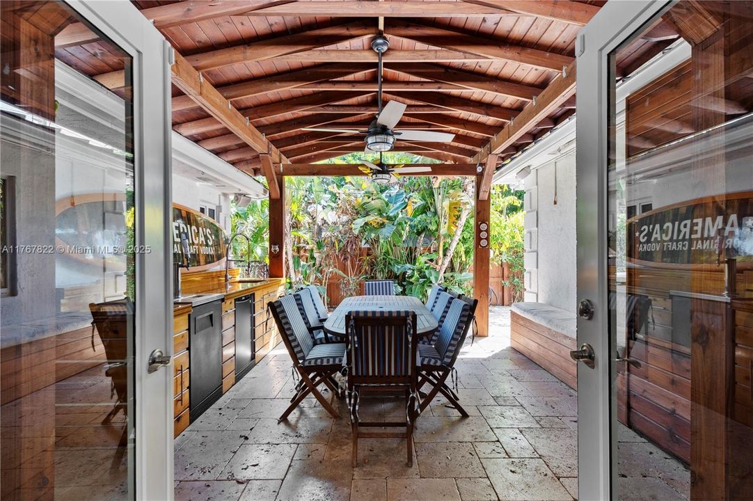 最近售出: $650,000 (3 贝兹, 2 浴室, 1324 平方英尺)