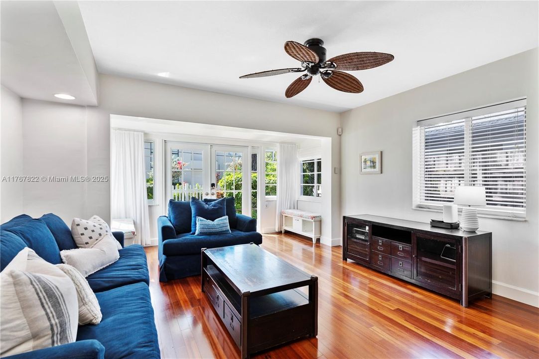 最近售出: $650,000 (3 贝兹, 2 浴室, 1324 平方英尺)