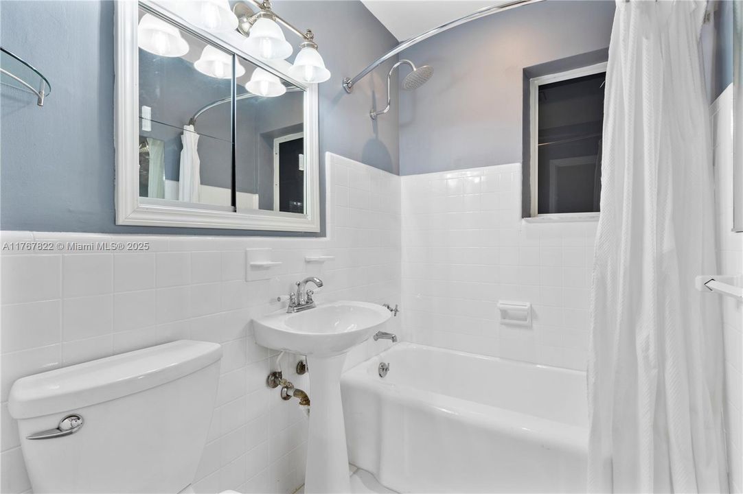 最近售出: $650,000 (3 贝兹, 2 浴室, 1324 平方英尺)