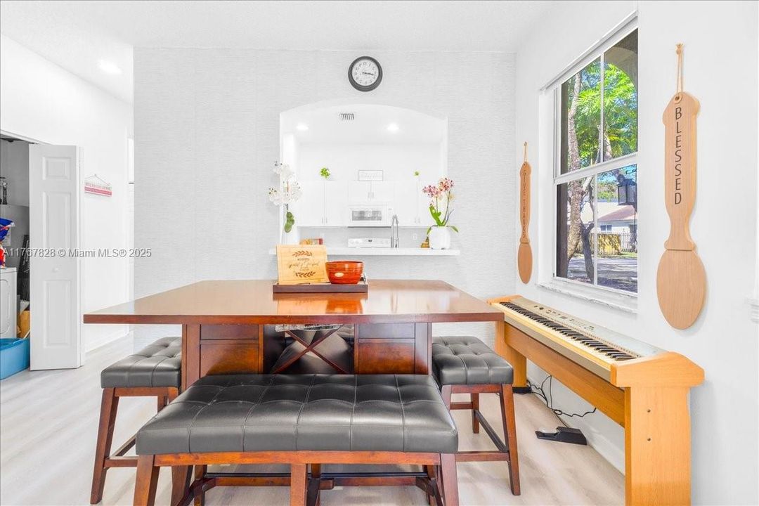 最近售出: $355,000 (3 贝兹, 2 浴室, 1298 平方英尺)