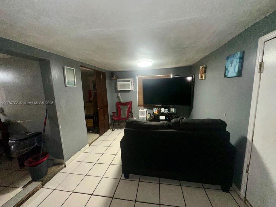 合同活跃: $200,000 (4 贝兹, 2 浴室, 1126 平方英尺)