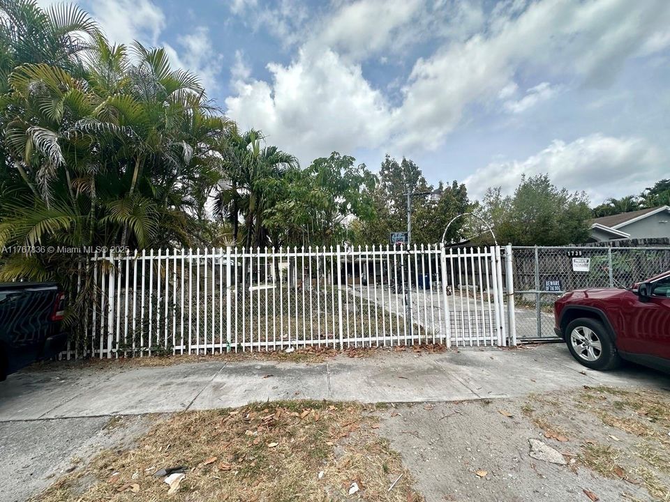 合同活跃: $200,000 (4 贝兹, 2 浴室, 1126 平方英尺)