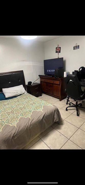 合同活跃: $200,000 (4 贝兹, 2 浴室, 1126 平方英尺)