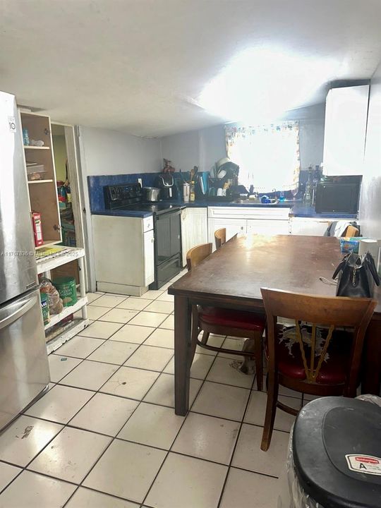 合同活跃: $200,000 (4 贝兹, 2 浴室, 1126 平方英尺)