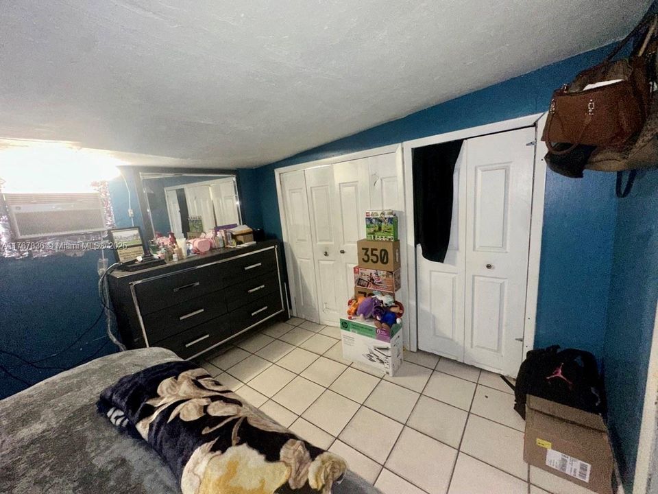 合同活跃: $200,000 (4 贝兹, 2 浴室, 1126 平方英尺)