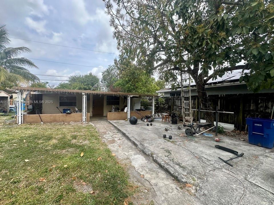 合同活跃: $200,000 (4 贝兹, 2 浴室, 1126 平方英尺)