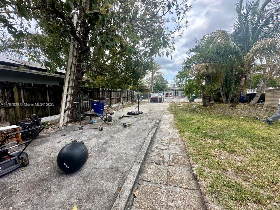 合同活跃: $200,000 (4 贝兹, 2 浴室, 1126 平方英尺)