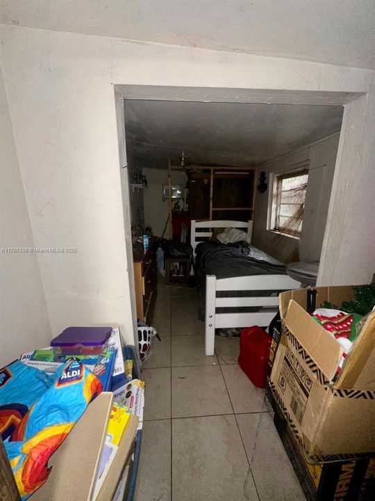 合同活跃: $200,000 (4 贝兹, 2 浴室, 1126 平方英尺)