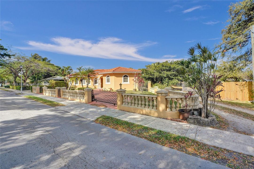 Recently Sold: $1,200,000 (4 beds, 3 baths, 2563 Square Feet)