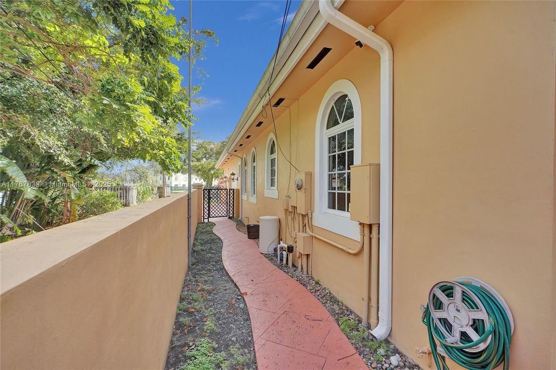 Recently Sold: $1,200,000 (4 beds, 3 baths, 2563 Square Feet)