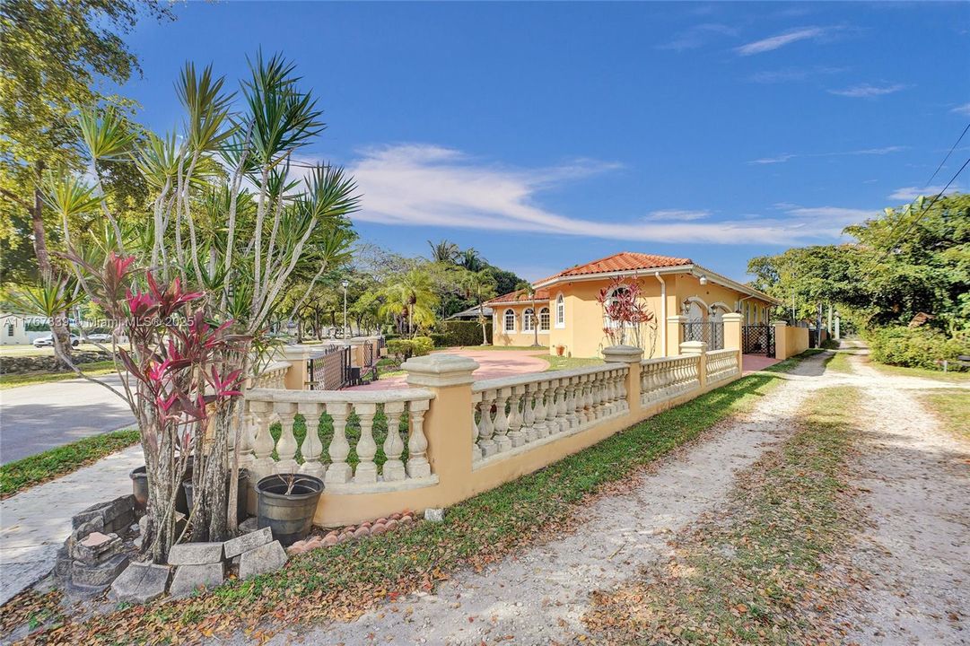 Recently Sold: $1,200,000 (4 beds, 3 baths, 2563 Square Feet)