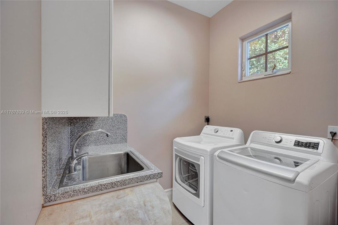 Recently Sold: $1,200,000 (4 beds, 3 baths, 2563 Square Feet)