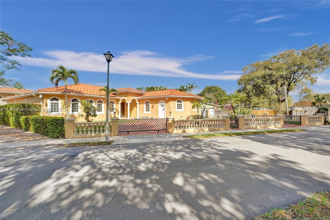 Recently Sold: $1,200,000 (4 beds, 3 baths, 2563 Square Feet)