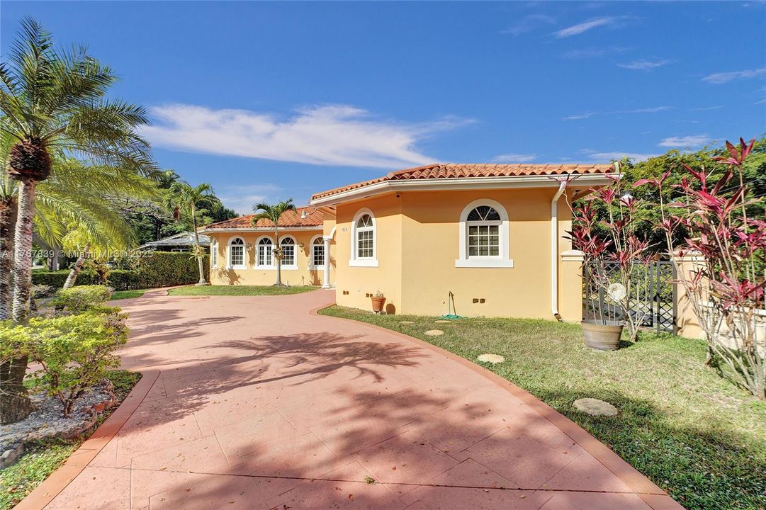 Recently Sold: $1,200,000 (4 beds, 3 baths, 2563 Square Feet)