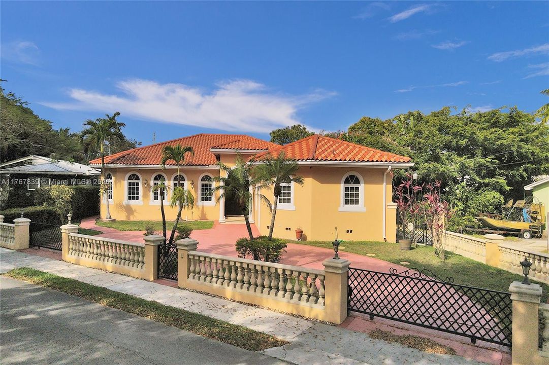 Recently Sold: $1,200,000 (4 beds, 3 baths, 2563 Square Feet)