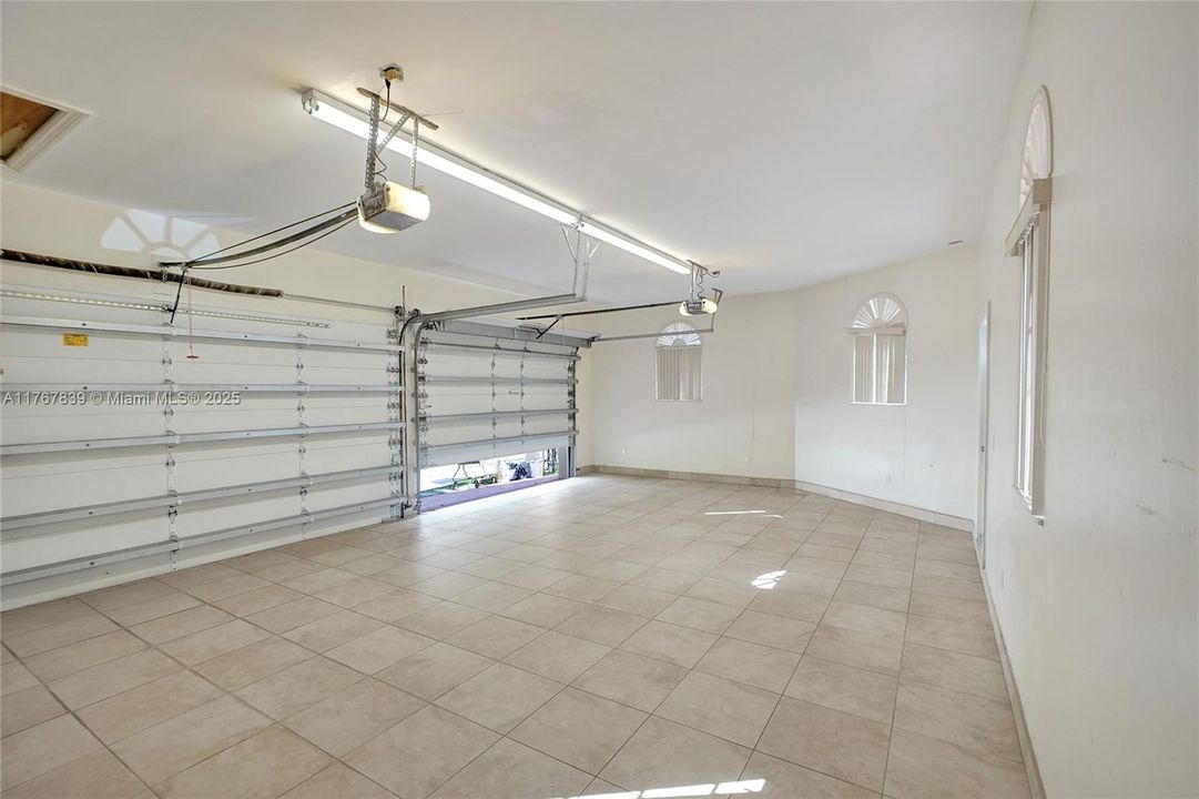 Recently Sold: $1,200,000 (4 beds, 3 baths, 2563 Square Feet)