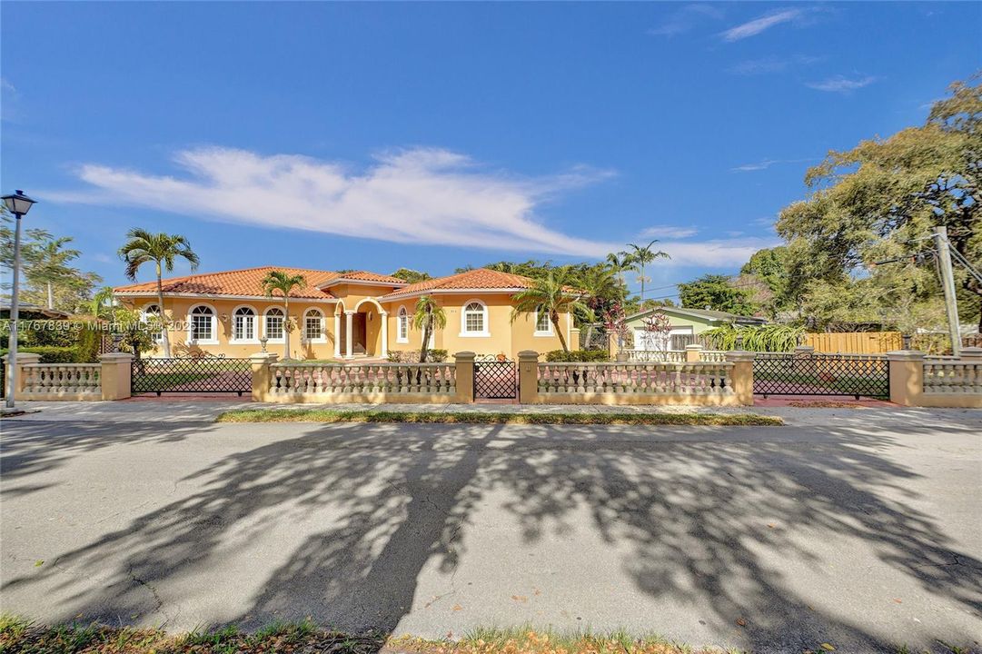 Recently Sold: $1,200,000 (4 beds, 3 baths, 2563 Square Feet)