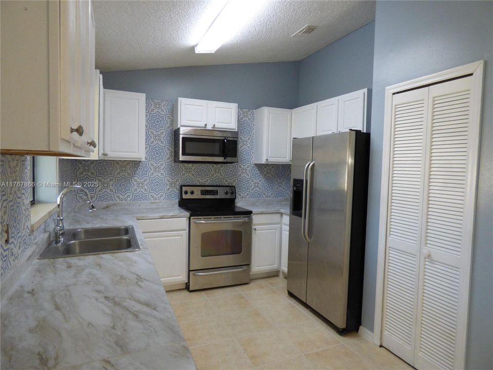 Recently Rented: $2,250 (3 beds, 2 baths, 1376 Square Feet)