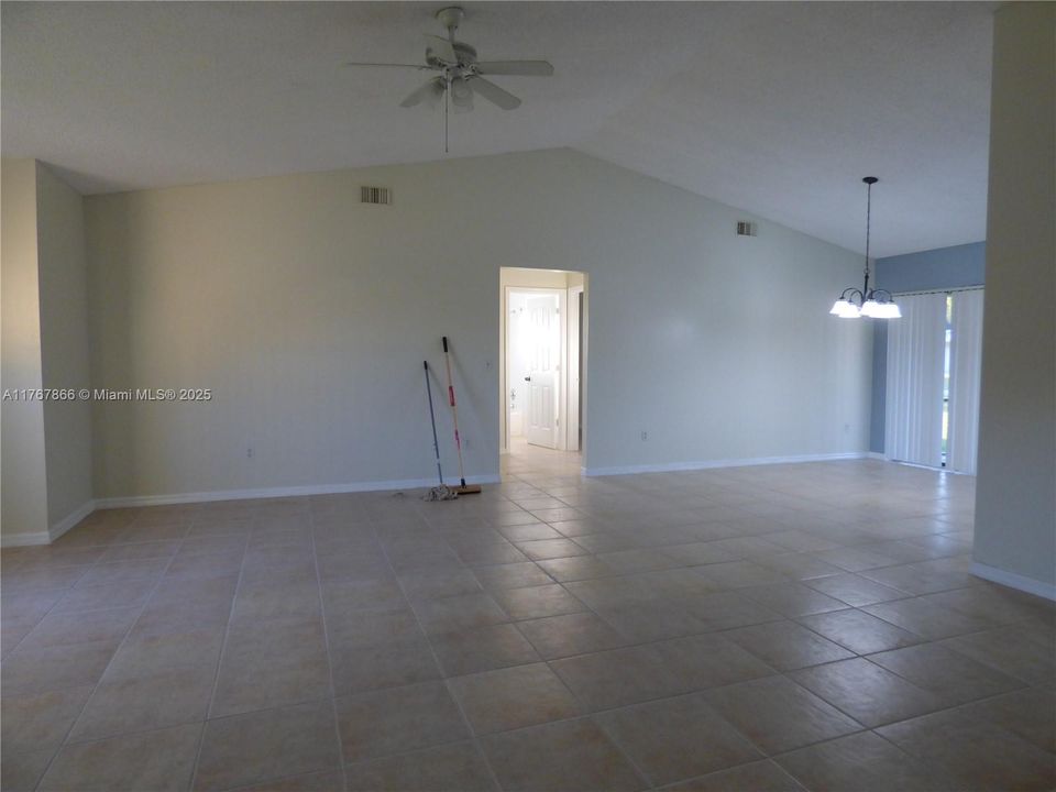 Recently Rented: $2,250 (3 beds, 2 baths, 1376 Square Feet)