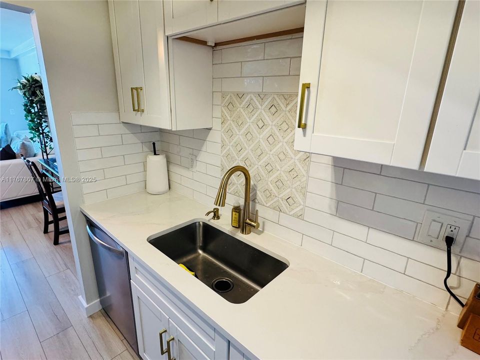 Recently Sold: $315,000 (2 beds, 2 baths, 963 Square Feet)