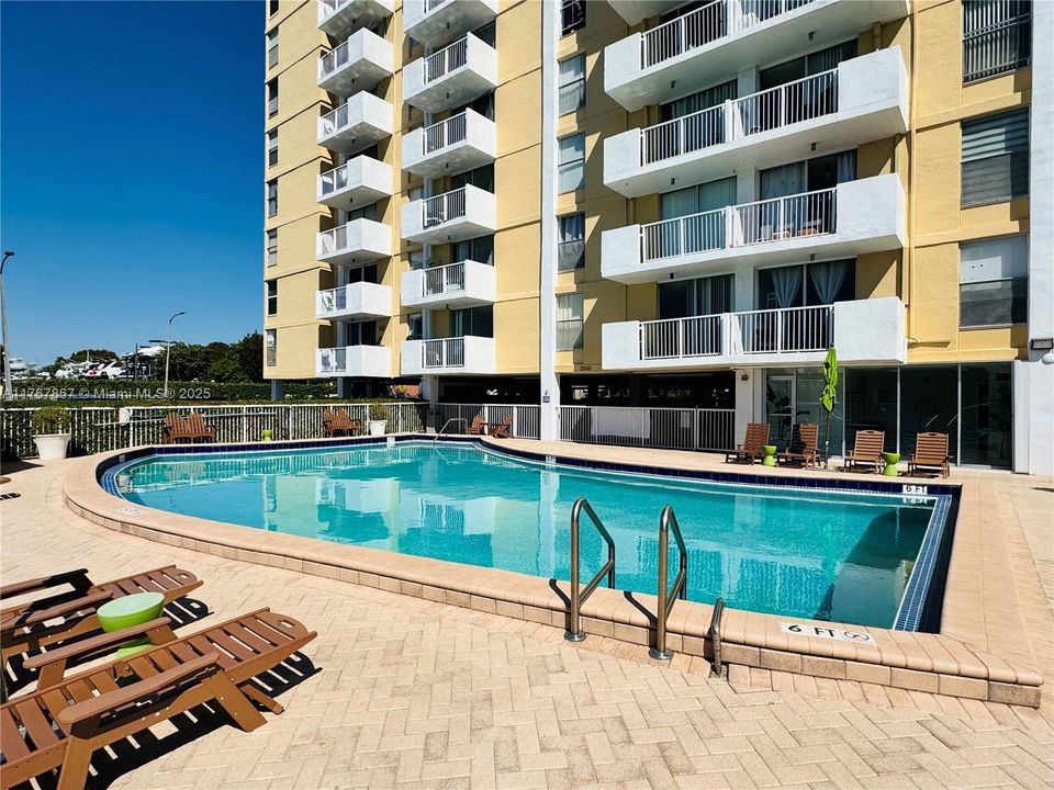 Recently Sold: $315,000 (2 beds, 2 baths, 963 Square Feet)