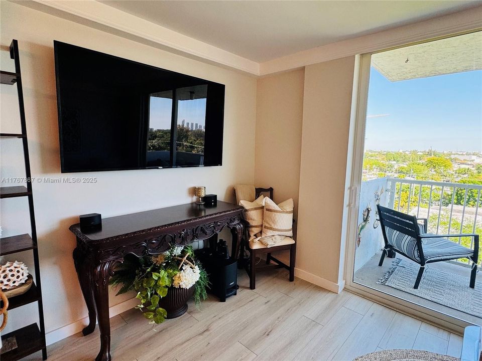 Recently Sold: $315,000 (2 beds, 2 baths, 963 Square Feet)