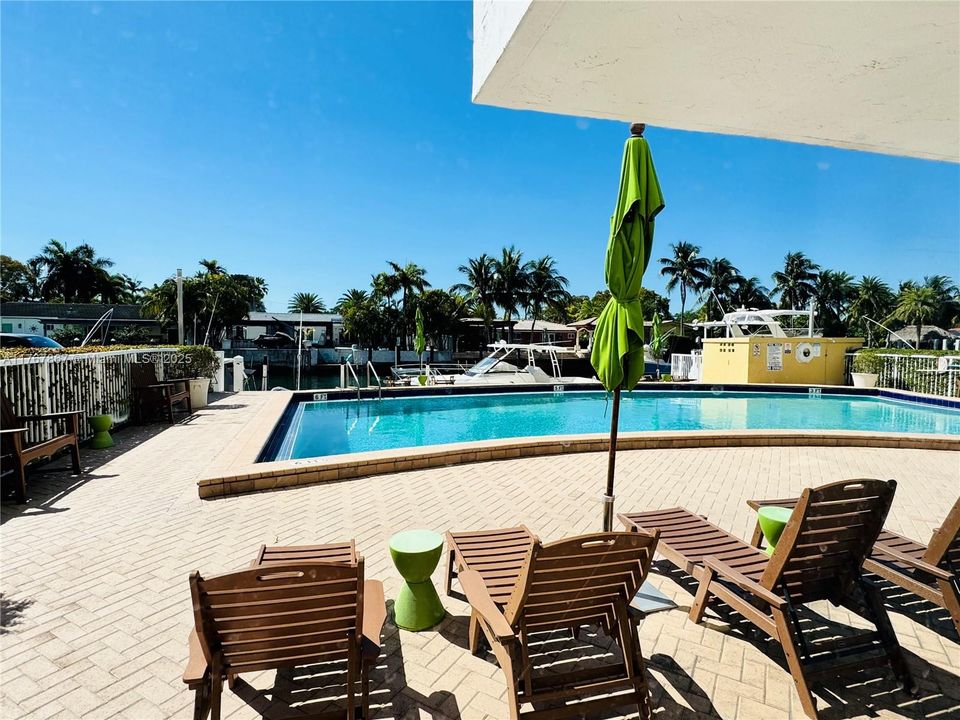 Recently Sold: $315,000 (2 beds, 2 baths, 963 Square Feet)