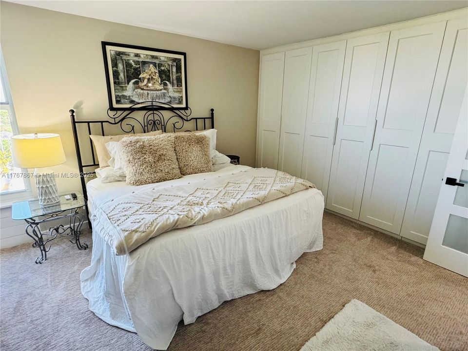 Recently Sold: $315,000 (2 beds, 2 baths, 963 Square Feet)