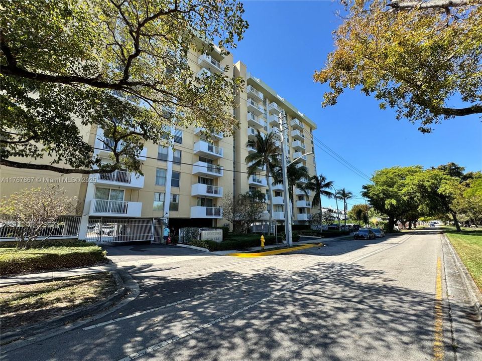 Recently Sold: $315,000 (2 beds, 2 baths, 963 Square Feet)