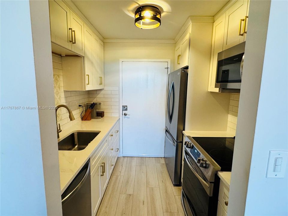 Recently Sold: $315,000 (2 beds, 2 baths, 963 Square Feet)