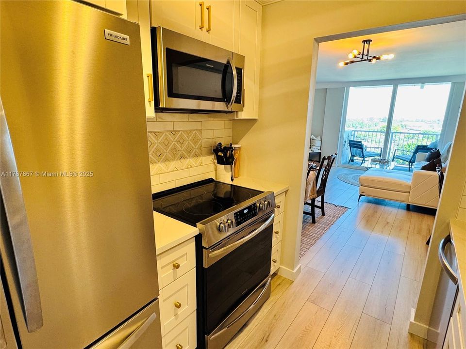 Recently Sold: $315,000 (2 beds, 2 baths, 963 Square Feet)