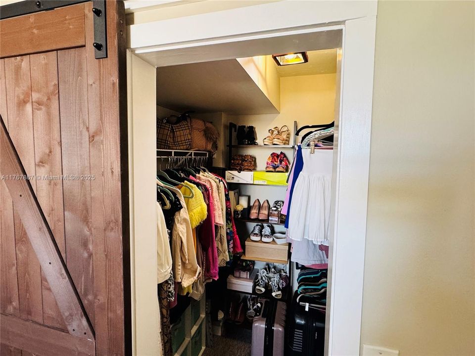 Recently Sold: $315,000 (2 beds, 2 baths, 963 Square Feet)