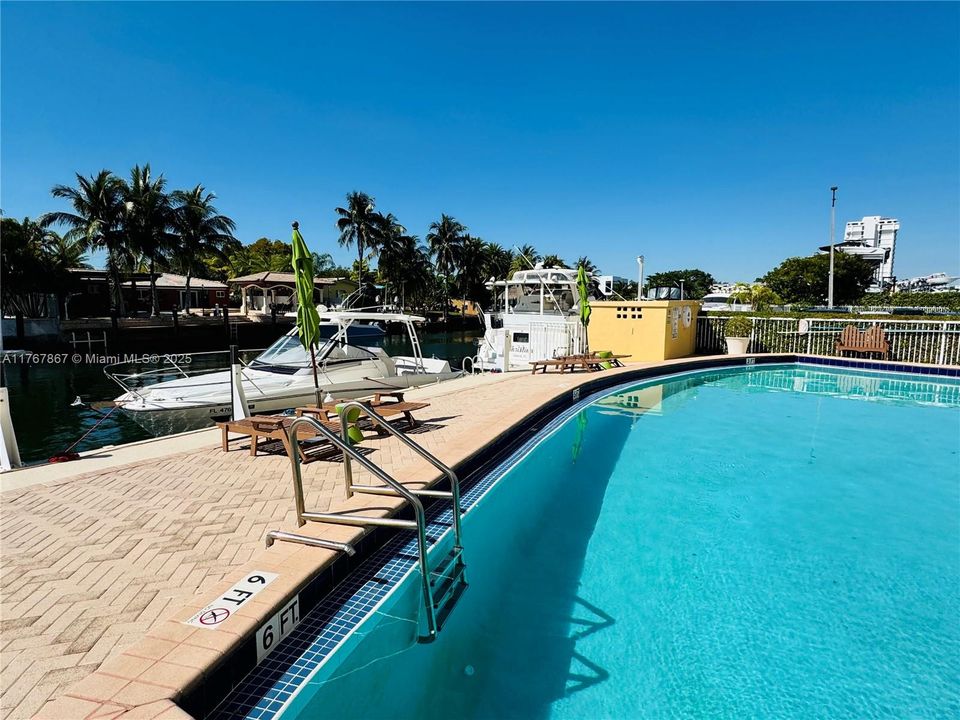 Recently Sold: $315,000 (2 beds, 2 baths, 963 Square Feet)