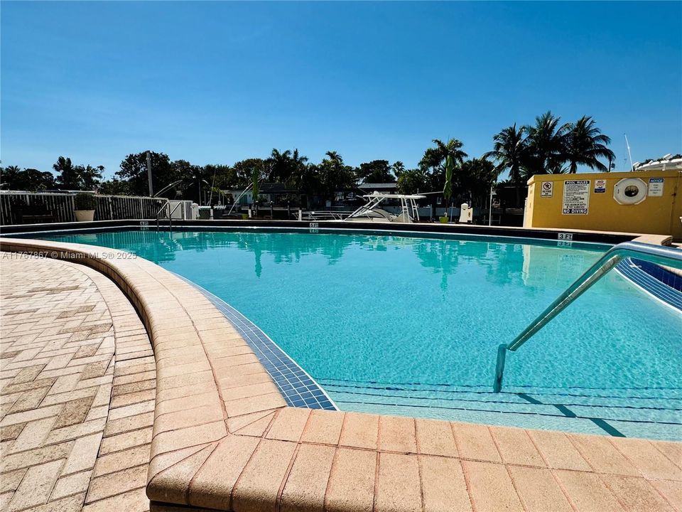 Recently Sold: $315,000 (2 beds, 2 baths, 963 Square Feet)